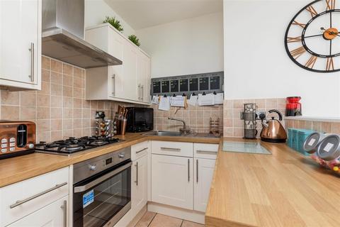 2 bedroom flat to rent, WAVERLEY ROAD, SOUTHSEA, PO5 2PF