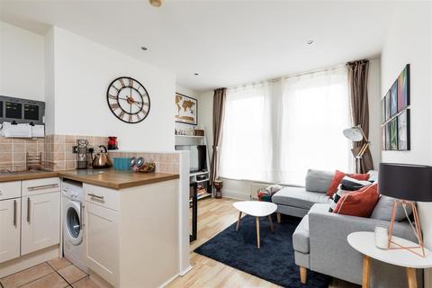 2 bedroom flat to rent, WAVERLEY ROAD, SOUTHSEA, PO5 2PF