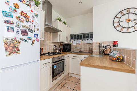 2 bedroom flat to rent, WAVERLEY ROAD, SOUTHSEA, PO5 2PF