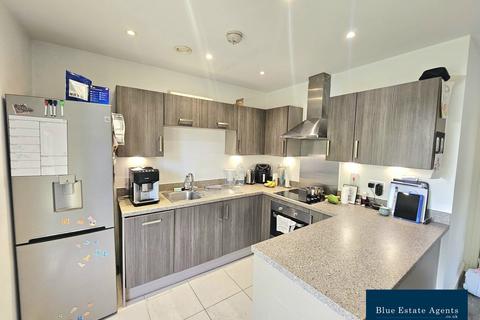 2 bedroom flat for sale, Hunting Place, Hounslow, TW5