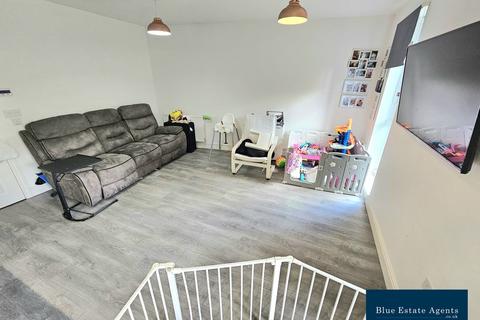 2 bedroom flat for sale, Hunting Place, Hounslow, TW5