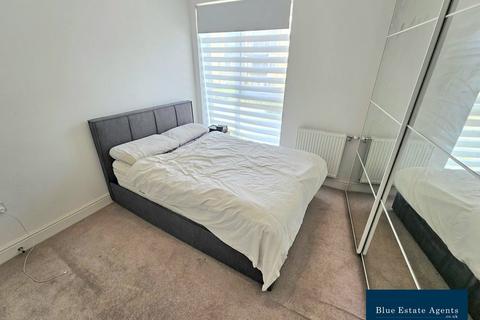 2 bedroom flat for sale, Hunting Place, Hounslow, TW5