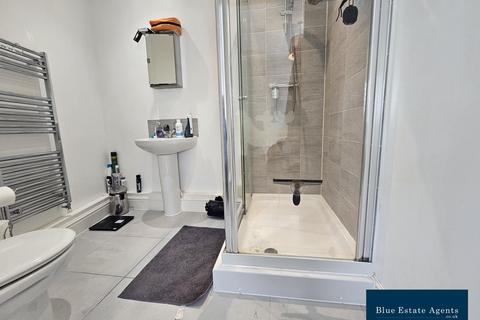 2 bedroom flat for sale, Hunting Place, Hounslow, TW5