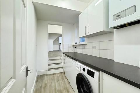 1 bedroom flat to rent, The Pavement, London, SW4