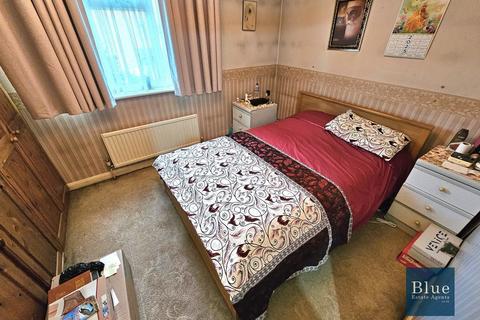 2 bedroom end of terrace house for sale, Ambleside Drive, Feltham, TW14