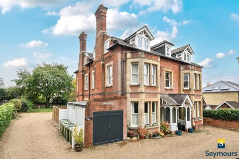 1 bedroom flat for sale, Upper Edgeborough Road, Surrey GU1