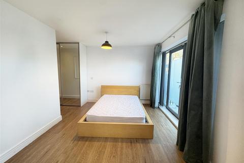 Studio to rent, King Edwards Wharf, City Centre