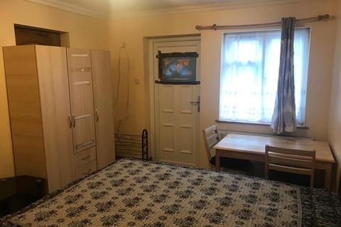 Studio to rent, Kenton Road, Harrow HA3