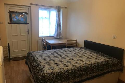 Studio to rent, Kenton Road, Harrow HA3