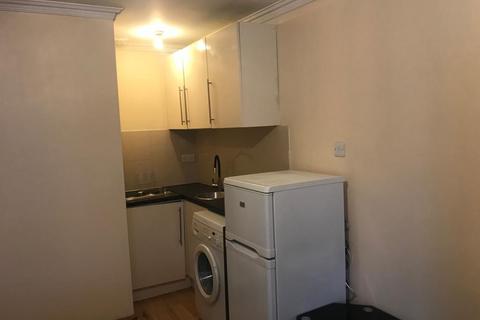 Studio to rent, Kenton Road, Harrow HA3