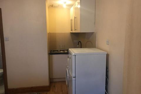 Studio to rent, Kenton Road, Harrow HA3