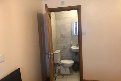 Studio to rent, Kenton Road, Harrow HA3