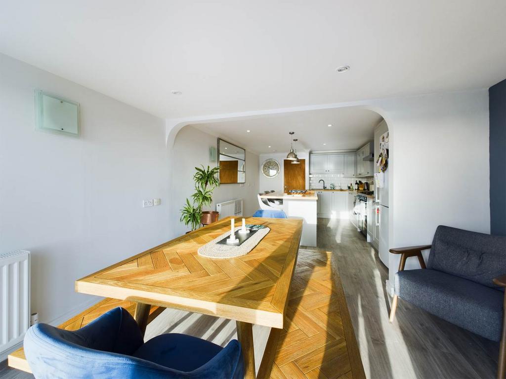 1 smug dining area