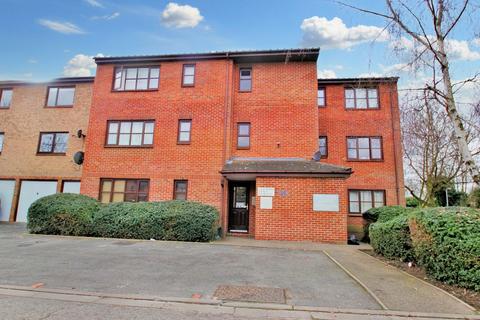 Studio to rent, Waterside, Uxbridge, UB8