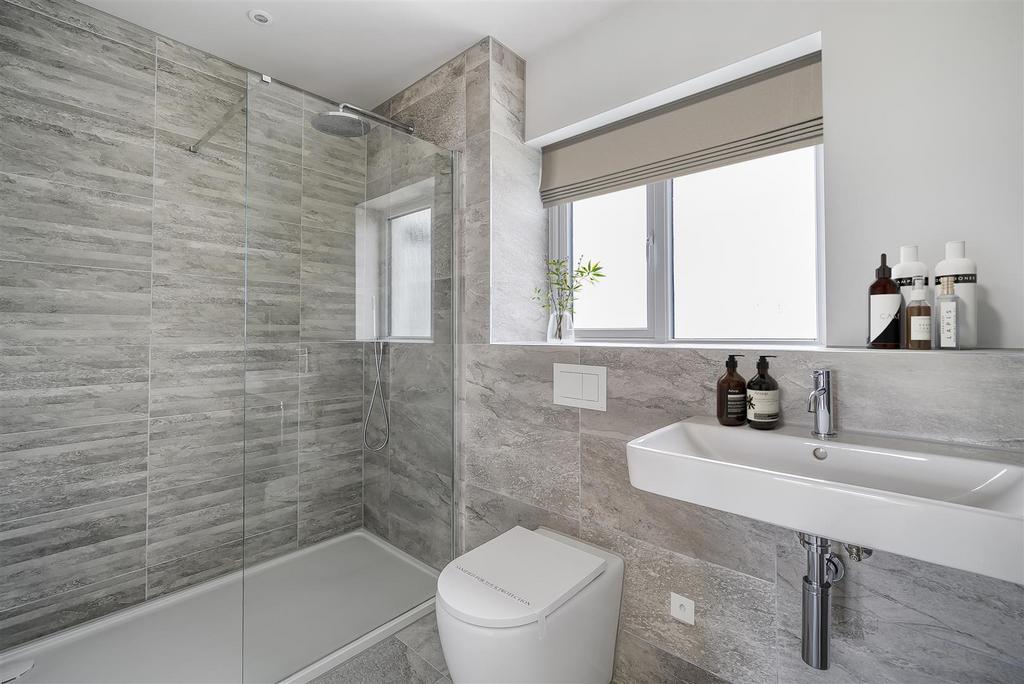 Master Bedroom En-Suite with Bath