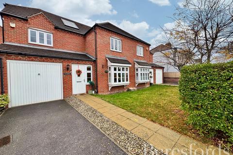 3 bedroom semi-detached house for sale, Hyland Way, Hornchurch, RM11