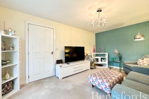 3 bedroom semi-detached house for sale, Hyland Way, Hornchurch, RM11