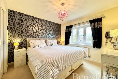 3 bedroom semi-detached house for sale, Hyland Way, Hornchurch, RM11