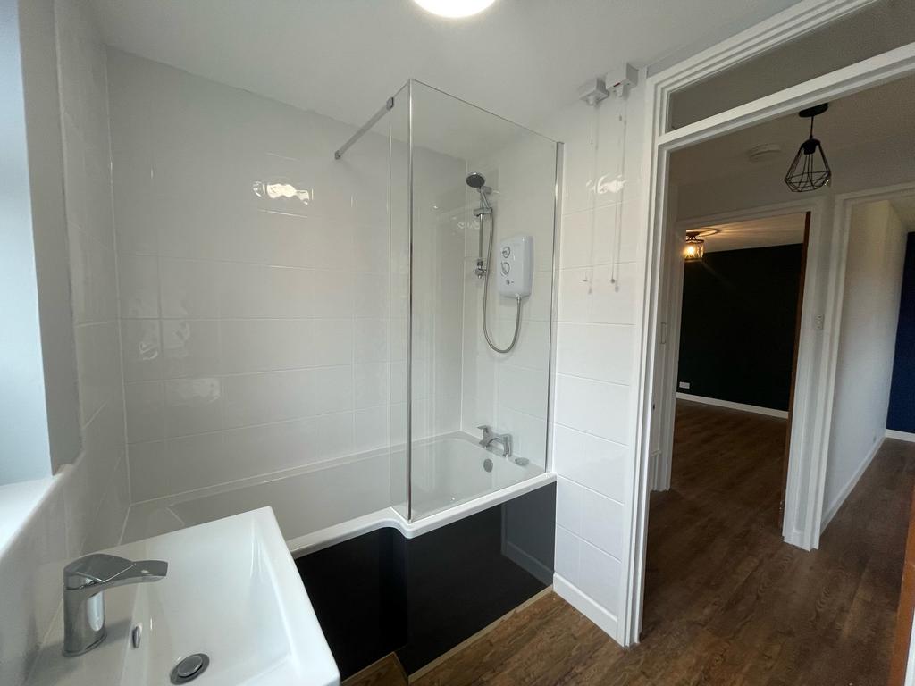 43 Carlton - Bathroo