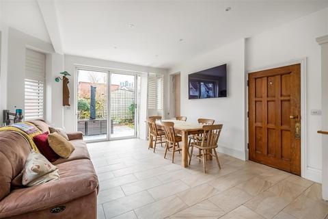 28 Mayfield Road, Sutton, SM2 5DT