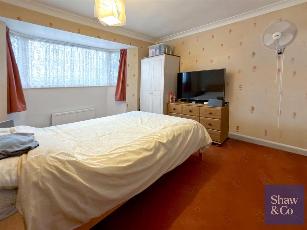 Bed 1.jpg