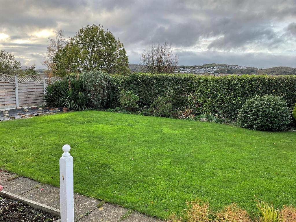 11 Rochester Way - Rear Garden.jpg