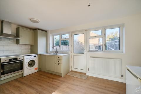 3 bedroom terraced house to rent, Churchill Crescent, Reading RG4