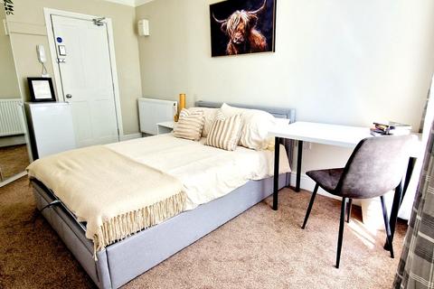 6 bedroom terraced house to rent, Gravesend, Kent DA12