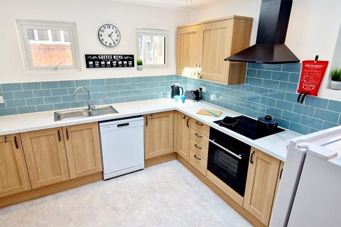 6 bedroom terraced house to rent, Gravesend, Kent DA12