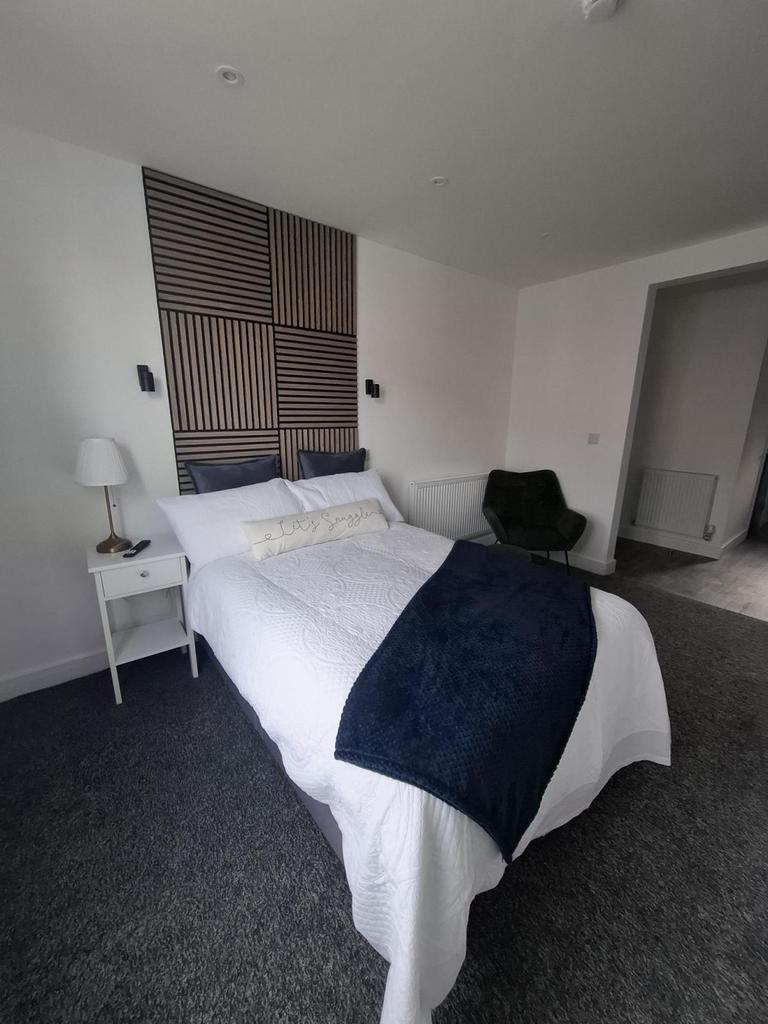 Room to let in newly refurbished HMO - Heneage Ro