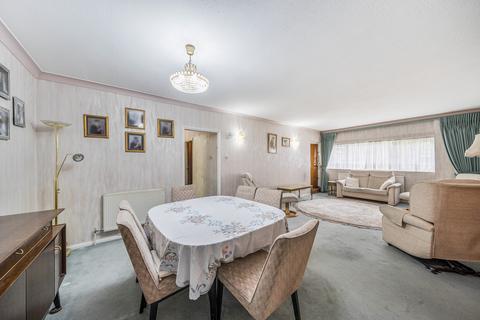3 bedroom ground floor flat for sale, Lodge Close, Edgware, Greater London. HA8 7RL