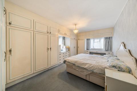 3 bedroom ground floor flat for sale, Lodge Close, Edgware, Greater London. HA8 7RL