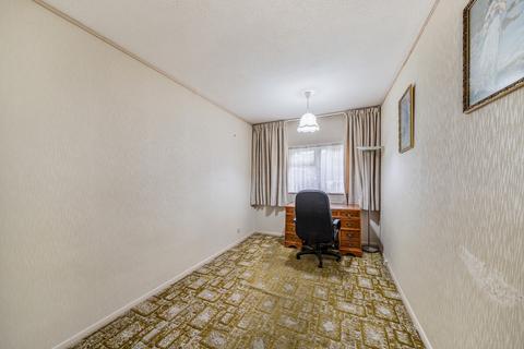 3 bedroom ground floor flat for sale, Lodge Close, Edgware, Greater London. HA8 7RL