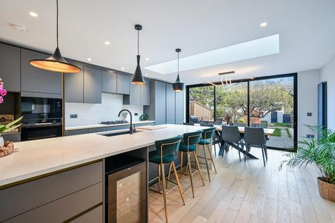 3 Ardrossan Gardens, Worcester Park, KT4 7AU