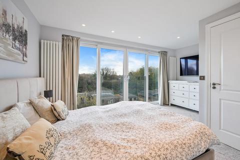 3 Ardrossan Gardens, Worcester Park, KT4 7AU