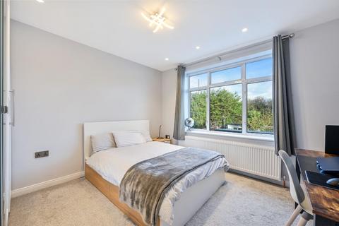 3 Ardrossan Gardens, Worcester Park, KT4 7AU