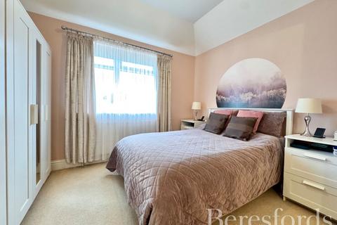 90 Warren Drive, Hornchurch, RM12 4QX