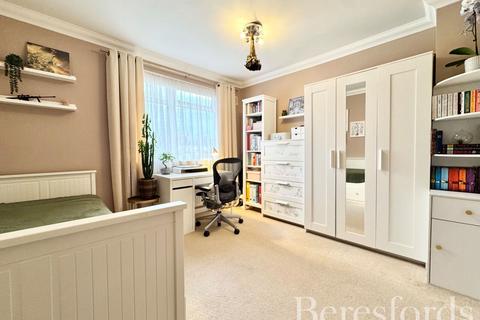 90 Warren Drive, Hornchurch, RM12 4QX