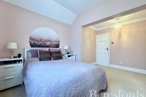 90 Warren Drive, Hornchurch, RM12 4QX