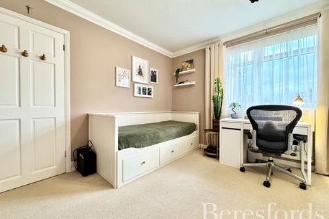 90 Warren Drive, Hornchurch, RM12 4QX