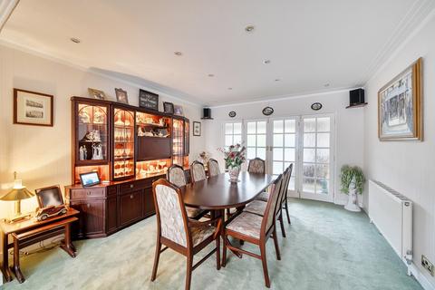 3 bedroom detached house for sale, Francklyn Gardens, Edgware, Greater London. HA8 8RZ