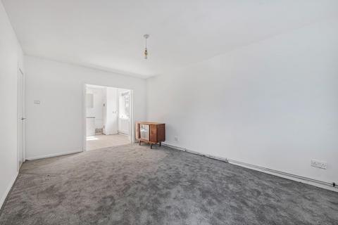 3 bedroom flat for sale, Fenwick Road, London