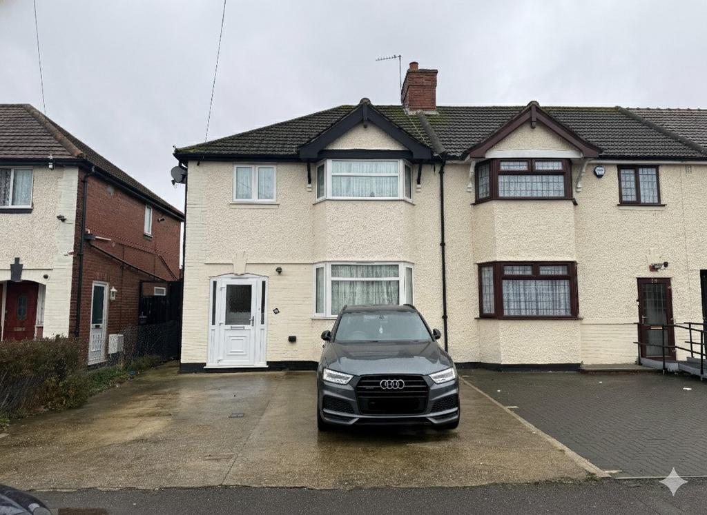3 bed semi-detached house to rent Ashford Avenue,