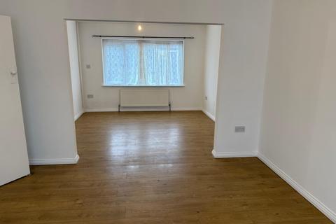 3 bedroom semi-detached house to rent, Hayes, UB4