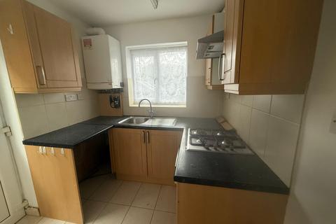 3 bedroom semi-detached house to rent, Hayes, UB4