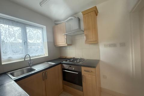 3 bedroom semi-detached house to rent, Hayes, UB4