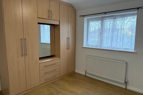 3 bedroom semi-detached house to rent, Hayes, UB4