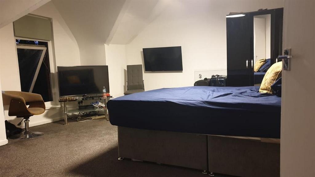 Spacious, well-presented bedroom with a comfort...