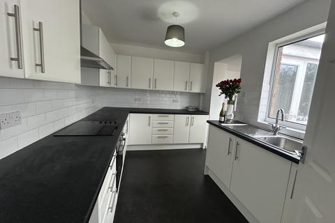 3 bedroom terraced house to rent, Barnard Walk, Keynsham BS31