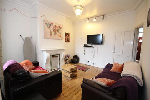 3 bedroom detached house to rent, Wells House Road, North Acton NW10 6ED